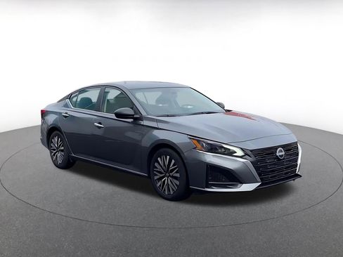 Used 2025 Nissan Altima 2.5 SV image 3