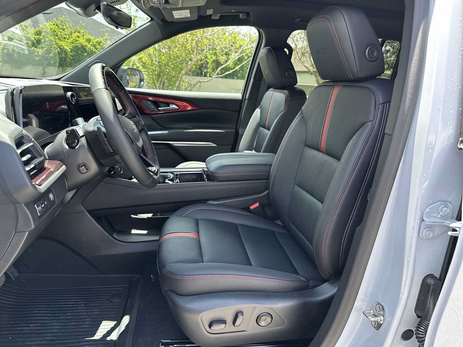 New 2026 Chevrolet Traverse RS w/ LPO, Floor Liner Package FWD image 15