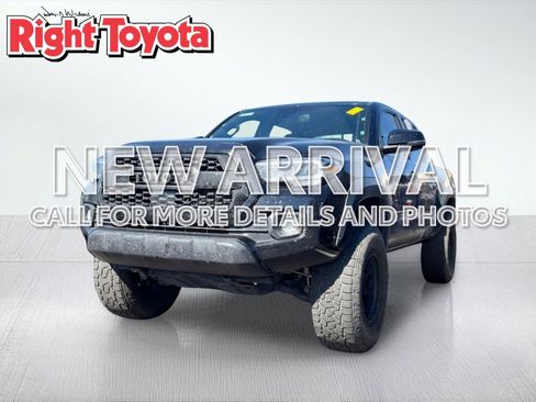Used 2020 Toyota Tacoma TRD Off-Road w/ TRD Premium Off Road Package AWD/4WD image 1