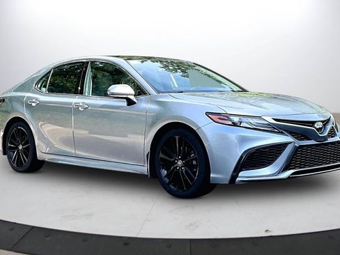 Used 2022 Toyota Camry XSE w/ Carpet Mat Package (TMS) FWD image 2