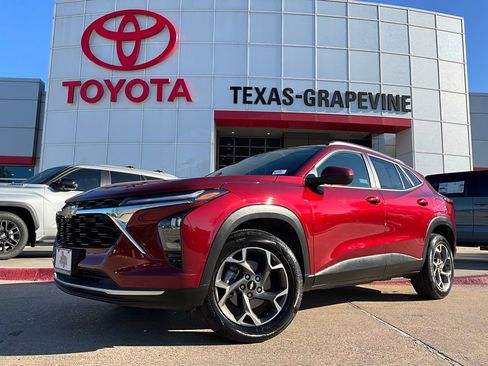 Used 2025 Chevrolet Trax LT image 2