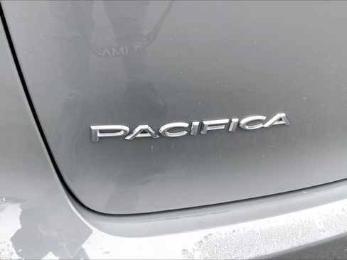 Used 2023 Chrysler Pacifica Touring-L image 27
