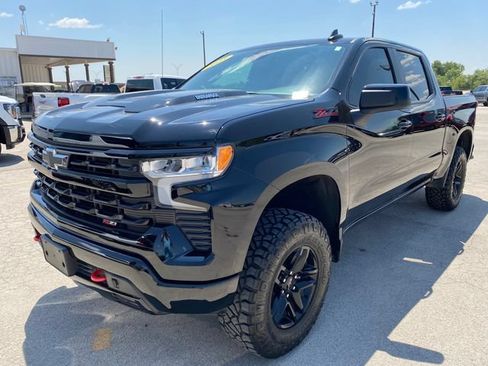 Used 2025 Chevrolet Silverado 1500 LT Trail Boss AWD/4WD image 2