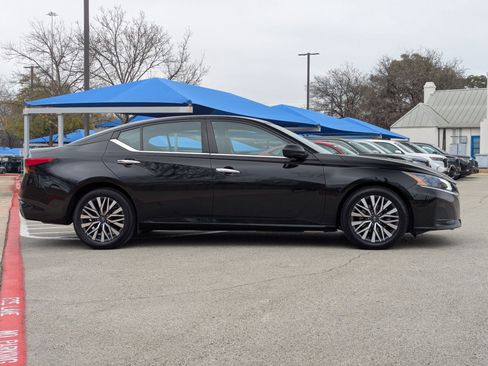 Used 2024 Nissan Altima 2.5 SV image 3