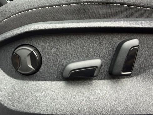 Used 2024 Volkswagen Taos SE AWD/4WD image 14