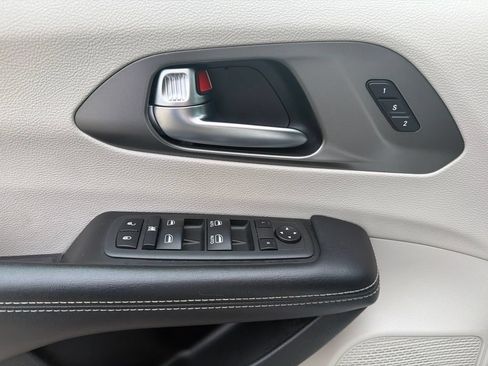 Used 2022 Chrysler Pacifica Touring-L FWD image 17