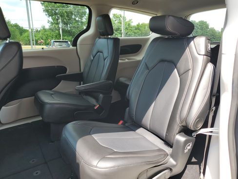 Used 2024 Chrysler Pacifica Touring-L FWD image 20