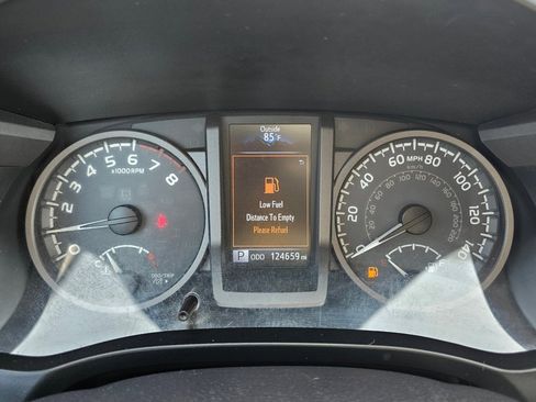 Used 2016 Toyota Tacoma TRD Off-Road AWD/4WD image 4
