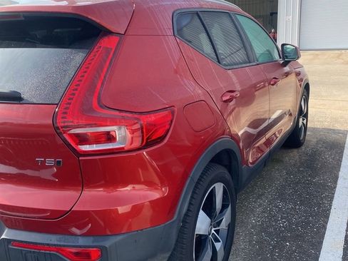 Used 2019 Volvo XC40 T5 Momentum image 3