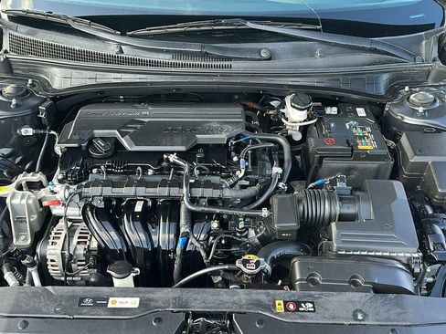 Used 2023 Hyundai Elantra SEL w/ Convenience Package image 3