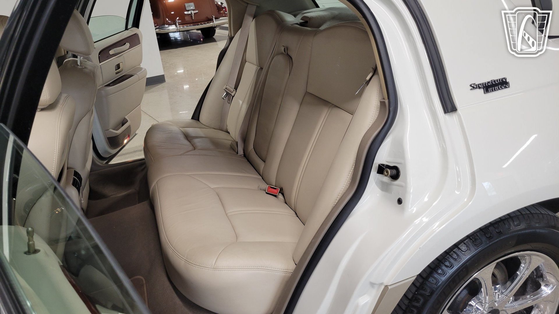 Used 2005 Lincoln Town Car Signature Limited RWD image 15