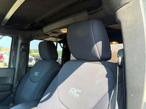 Used 2017 Jeep Wrangler Unlimited Sahara AWD/4WD image 11