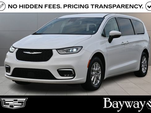 Used 2023 Chrysler Pacifica Touring-L FWD image 1