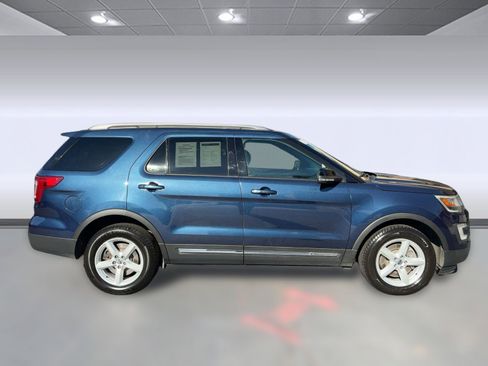 Used 2017 Ford Explorer XLT w/ Equipment Group 202A image 8