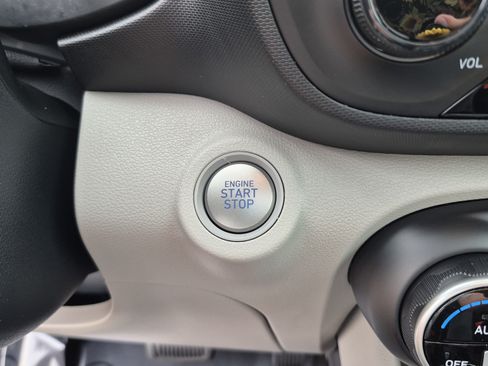 Used 2025 Hyundai Venue SEL FWD image 58