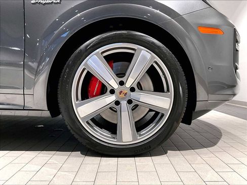 Used 2025 Porsche Cayenne S image 14