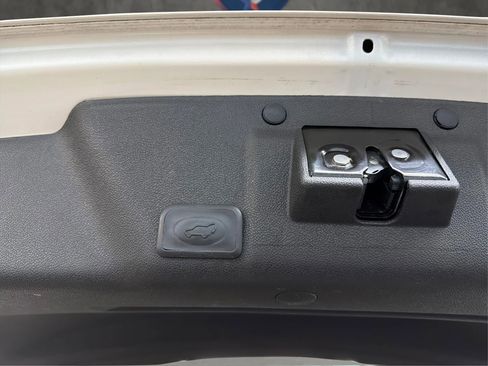 Used 2011 GMC Acadia SLT image 18