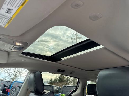 Used 2023 Chrysler Pacifica Touring-L image 14