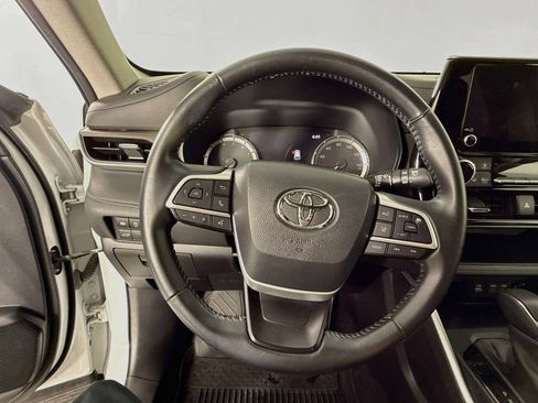 Used 2023 Toyota Highlander LE AWD/4WD image 12