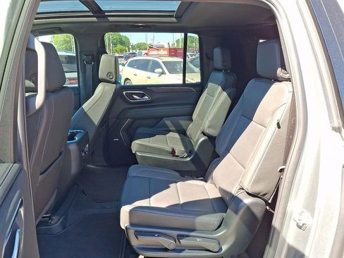 Used 2024 Chevrolet Suburban Z71 w/ Luxury Package AWD/4WD image 8