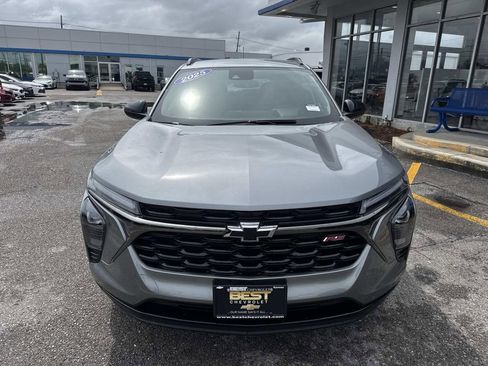 Used 2025 Chevrolet Trax RS w/ Driver Confidence Package FWD image 2