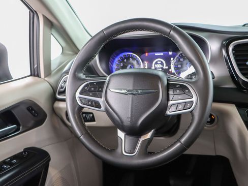 Used 2023 Chrysler Pacifica Touring-L image 12