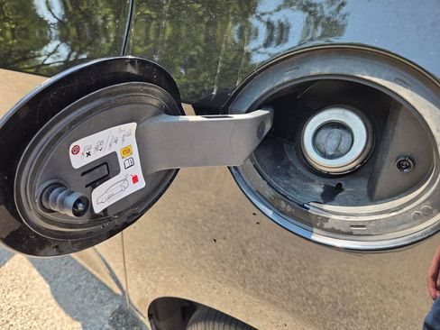 Used 2025 Chrysler Pacifica Select FWD image 24