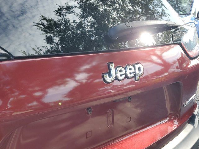 Used 2019 Jeep Cherokee Limited FWD image 28