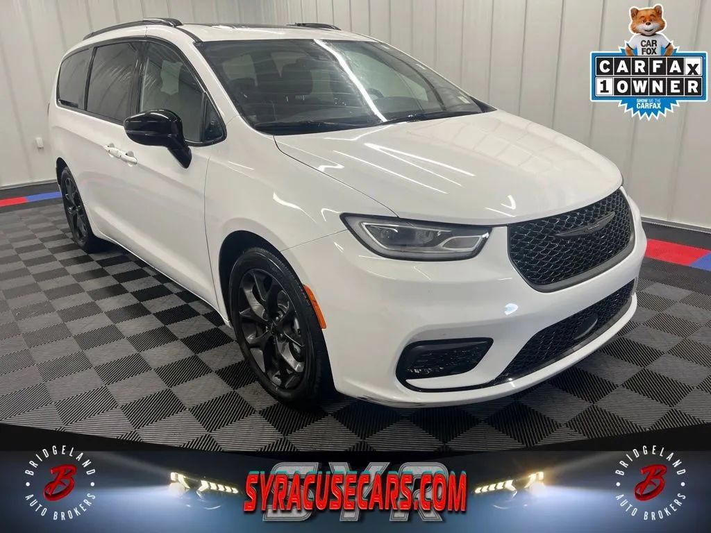 Used 2025 Chrysler Pacifica Limited FWD image 1