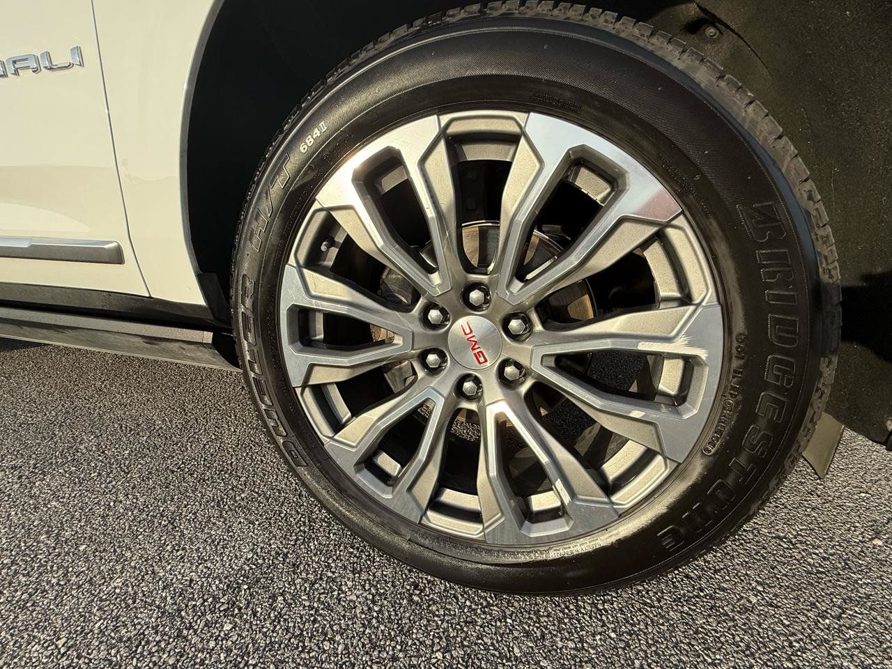 Used 2021 GMC Yukon Denali w/ Denali Premium Package AWD/4WD image 32