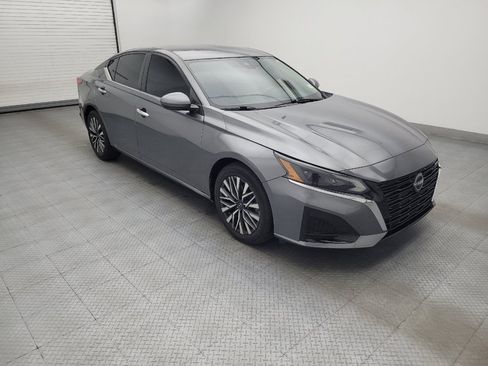 Used 2023 Nissan Altima 2.5 SV FWD image 11