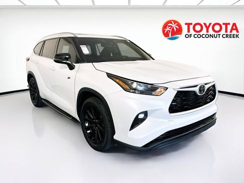 Used 2022 Toyota Highlander XLE FWD image 1