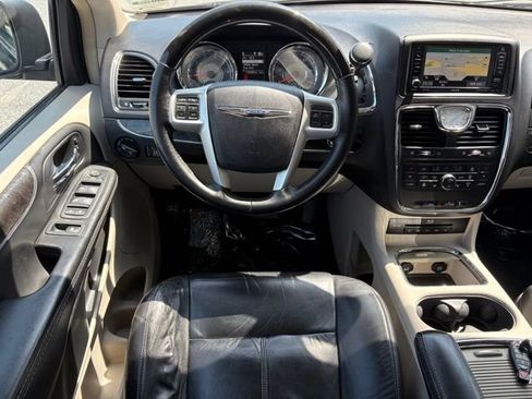 Used 2015 Chrysler Town & Country Limited Platinum FWD image 19