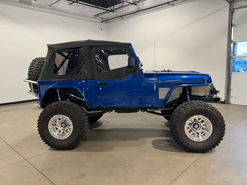Used 1990 Jeep Wrangler Sahara image 2