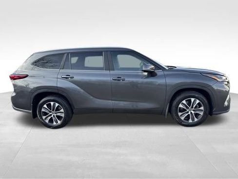 Used 2023 Toyota Highlander XLE image 6