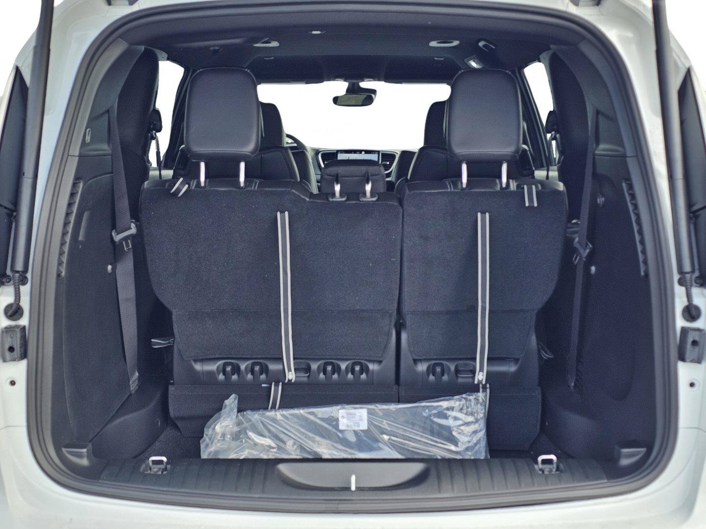New 2027 Chrysler Pacifica Select FWD image 11