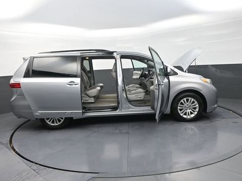 Used 2015 Toyota Sienna XLE w/ XLE Navigation Package image 36