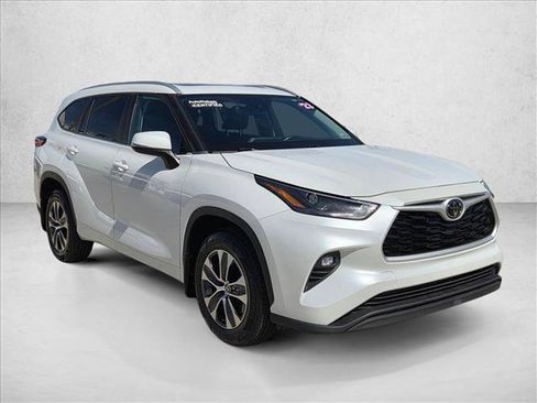 Used 2023 Toyota Highlander XLE image 3