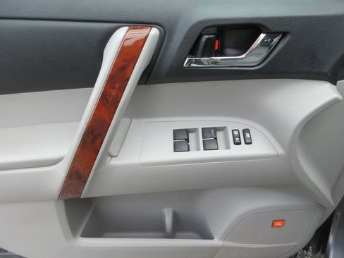 Used 2011 Toyota Highlander Limited w/ Tow Pkg AWD/4WD image 22