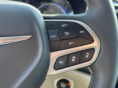 Used 2024 Chrysler Pacifica Touring-L FWD image 19