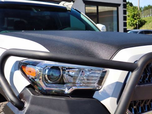 Used 2018 Toyota Tacoma TRD Off-Road AWD/4WD image 12