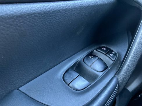 Used 2016 Nissan Rogue S AWD/4WD image 17