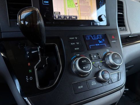 Used 2017 Toyota Sienna XLE Premium FWD image 15
