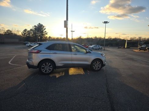 Used 2019 Ford Edge Titanium image 2