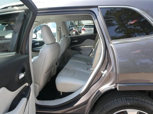 Used 2019 Jeep Cherokee Limited FWD image 29