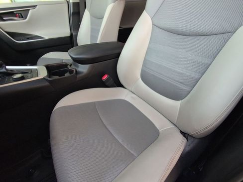 Used 2020 Toyota RAV4 Limited image 12