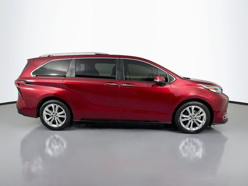 Used 2022 Toyota Sienna Platinum FWD image 4