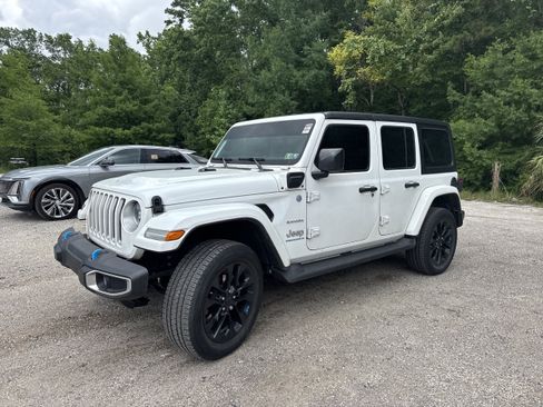 Used 2023 Jeep Wrangler Unlimited Sahara w/ Cold Weather Group AWD/4WD image 1