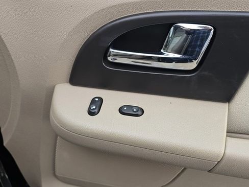 Used 2005 Ford Expedition XLT image 25