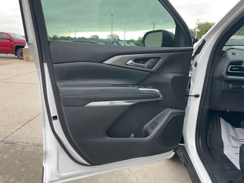 Used 2024 Chevrolet Traverse LT w/ LPO, Floor Liner Package FWD image 39